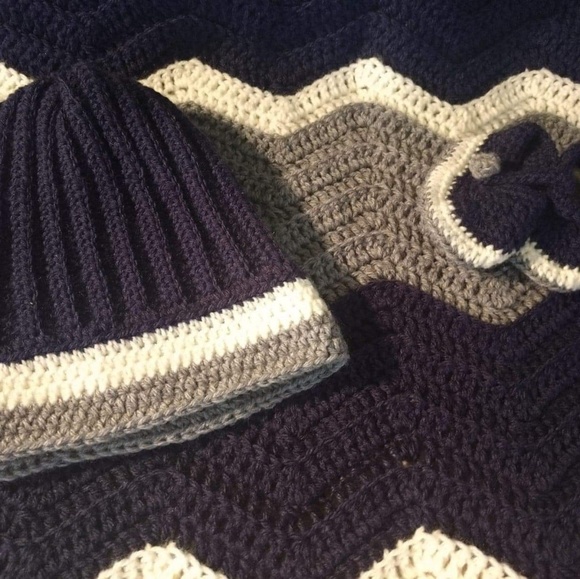 Crochet blanket beanie and booties - Picture 4 of 6